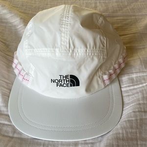 The North Face Flyweight Sunshield 5 Panel in White